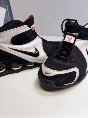 Vintage Y2K Nike Shox VC V
(5) Retro Basketball Sneakers - Women's 8 or 6.5Y